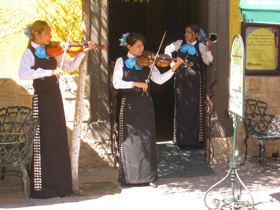 Mariachi women at El Patio